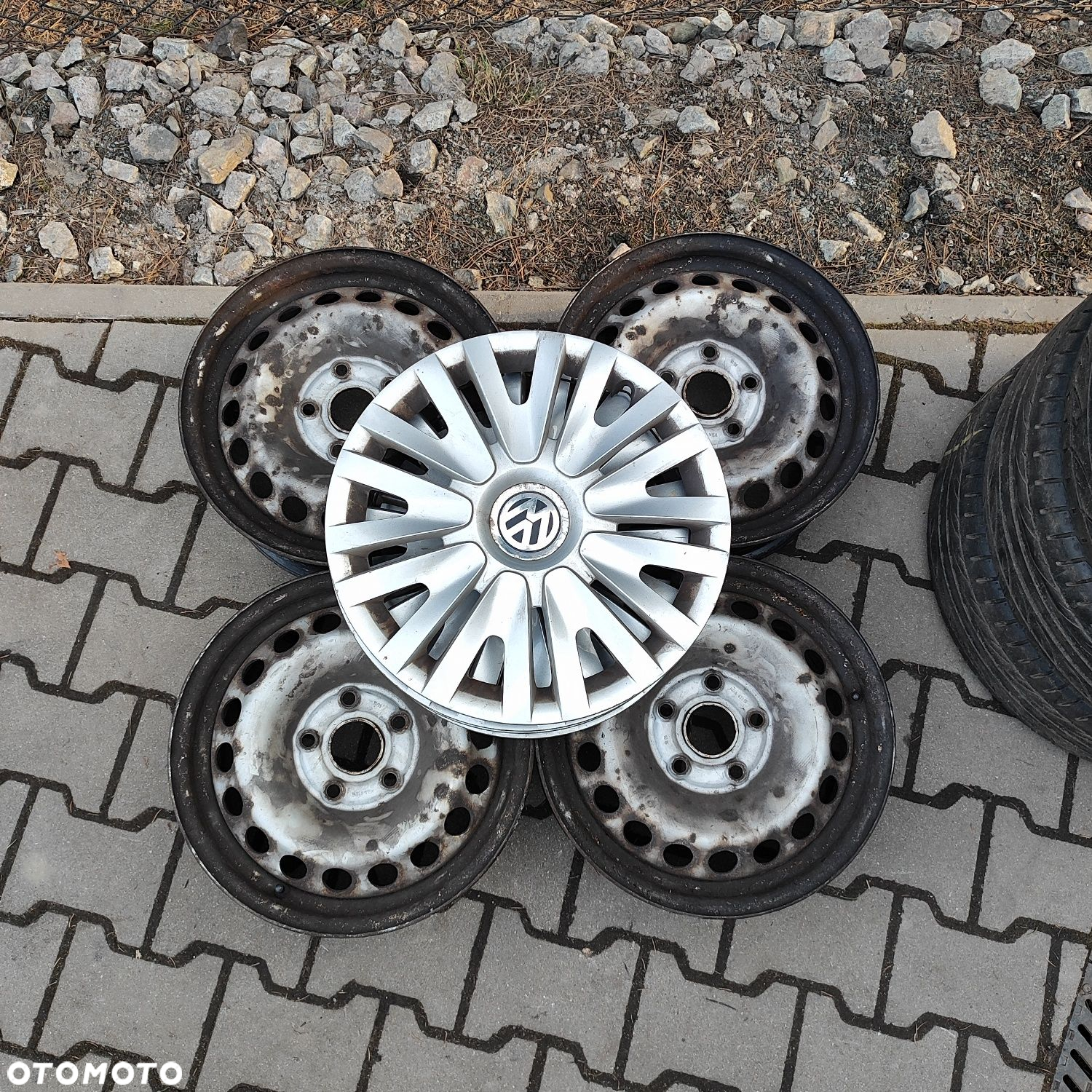 Volkswagen Touran   komplet felg stalowych 15 cali z  kołpakami VW - 2