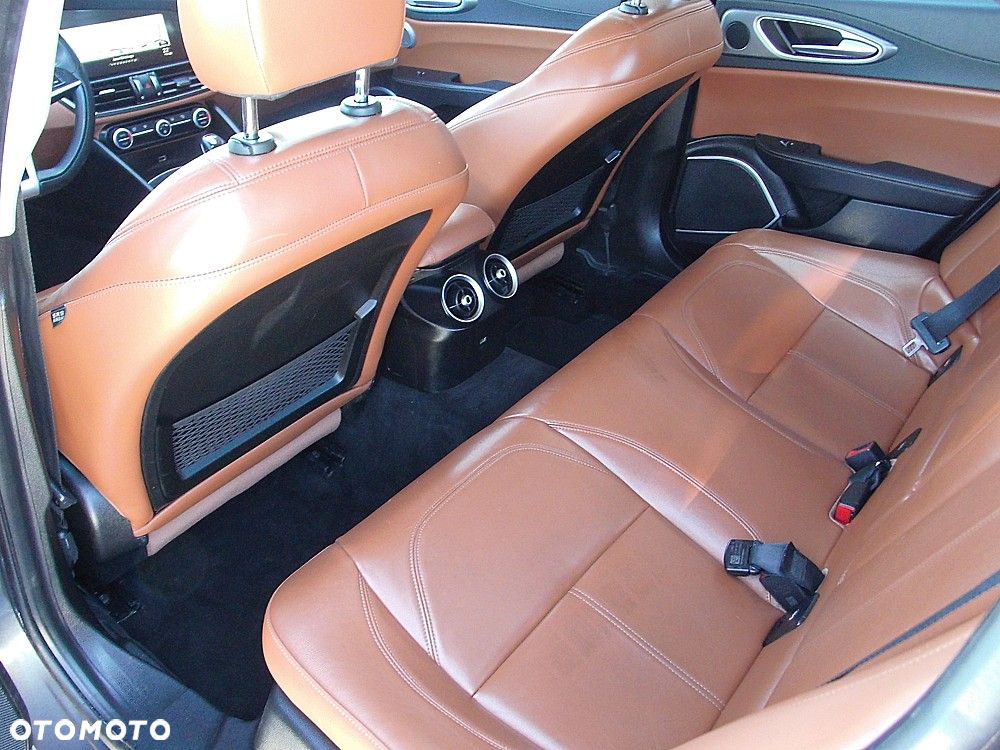 Alfa Romeo Giulia 2.2 AT8 Business - 6