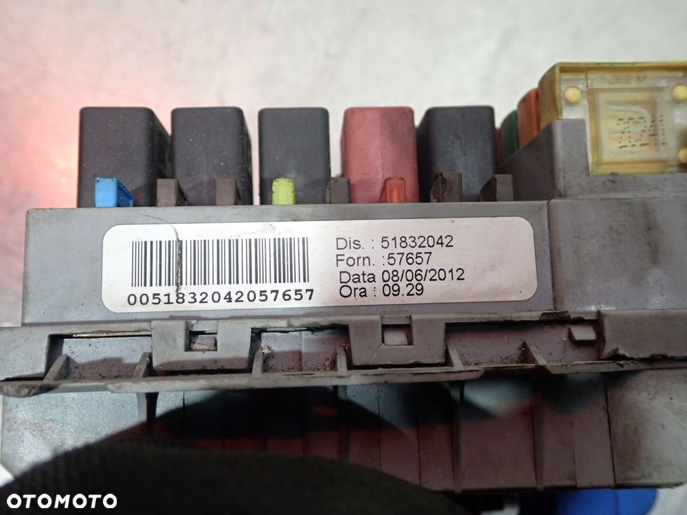 SKRZYNKA BEZPIECZNIKÓW FIAT BRAVO II 51832042 - 7