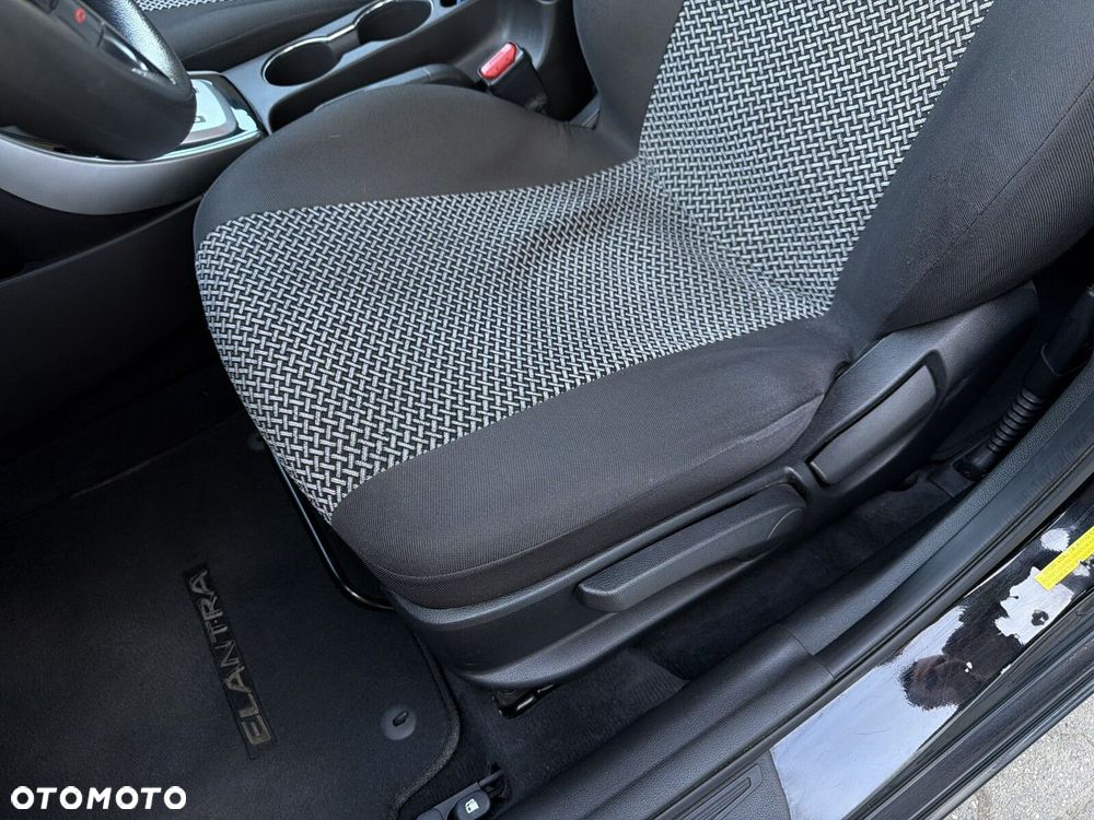 Hyundai Elantra - 12