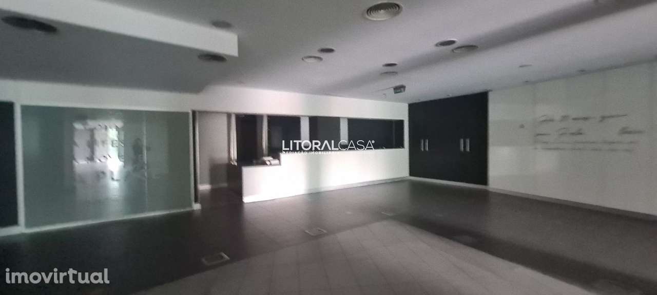 Loja de 2 Pisos e 100 Estacionamentos - 4.204 m2 - Grande imagem: 5/26