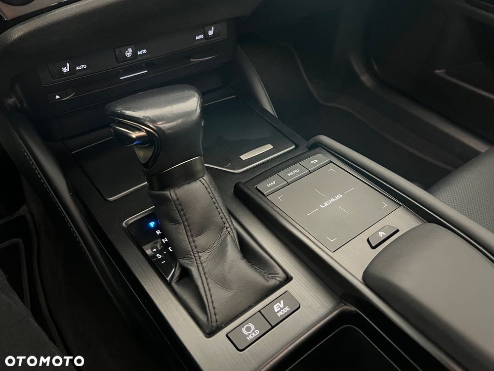Lexus ES 300h Business Edition + - 33