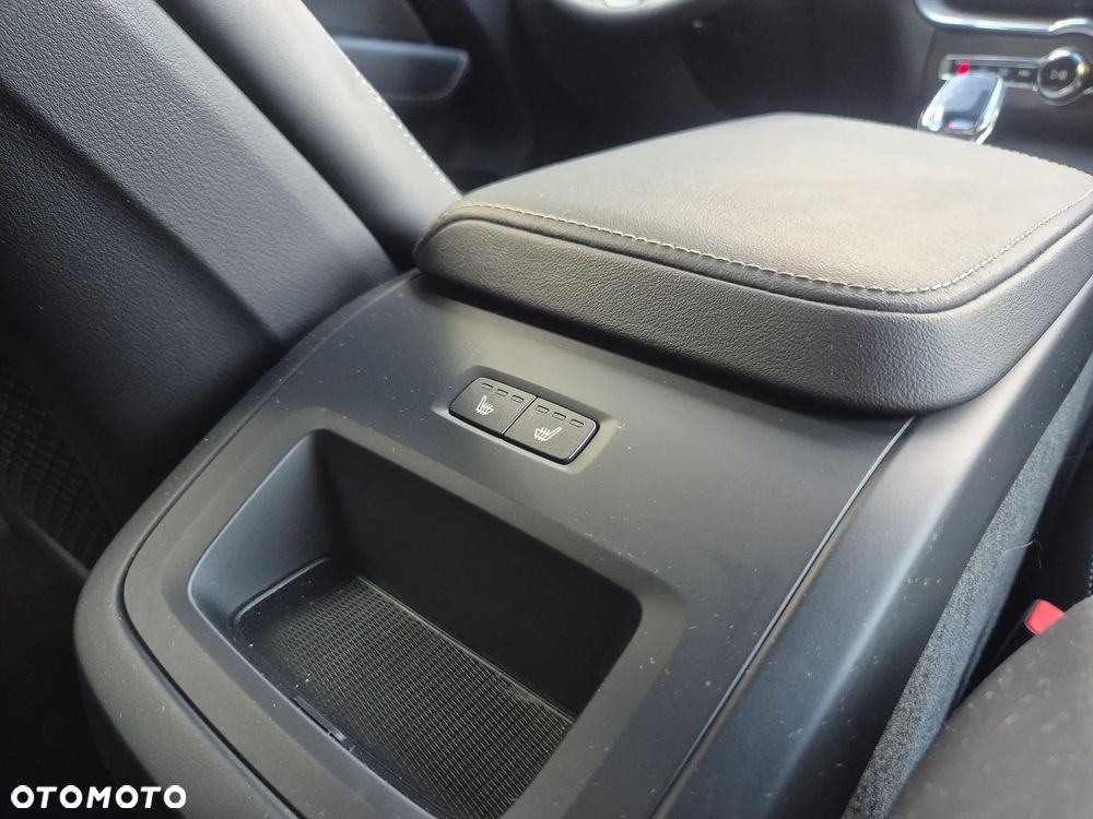 Volvo XC 60 B4 D AWD Plus Dark - 26