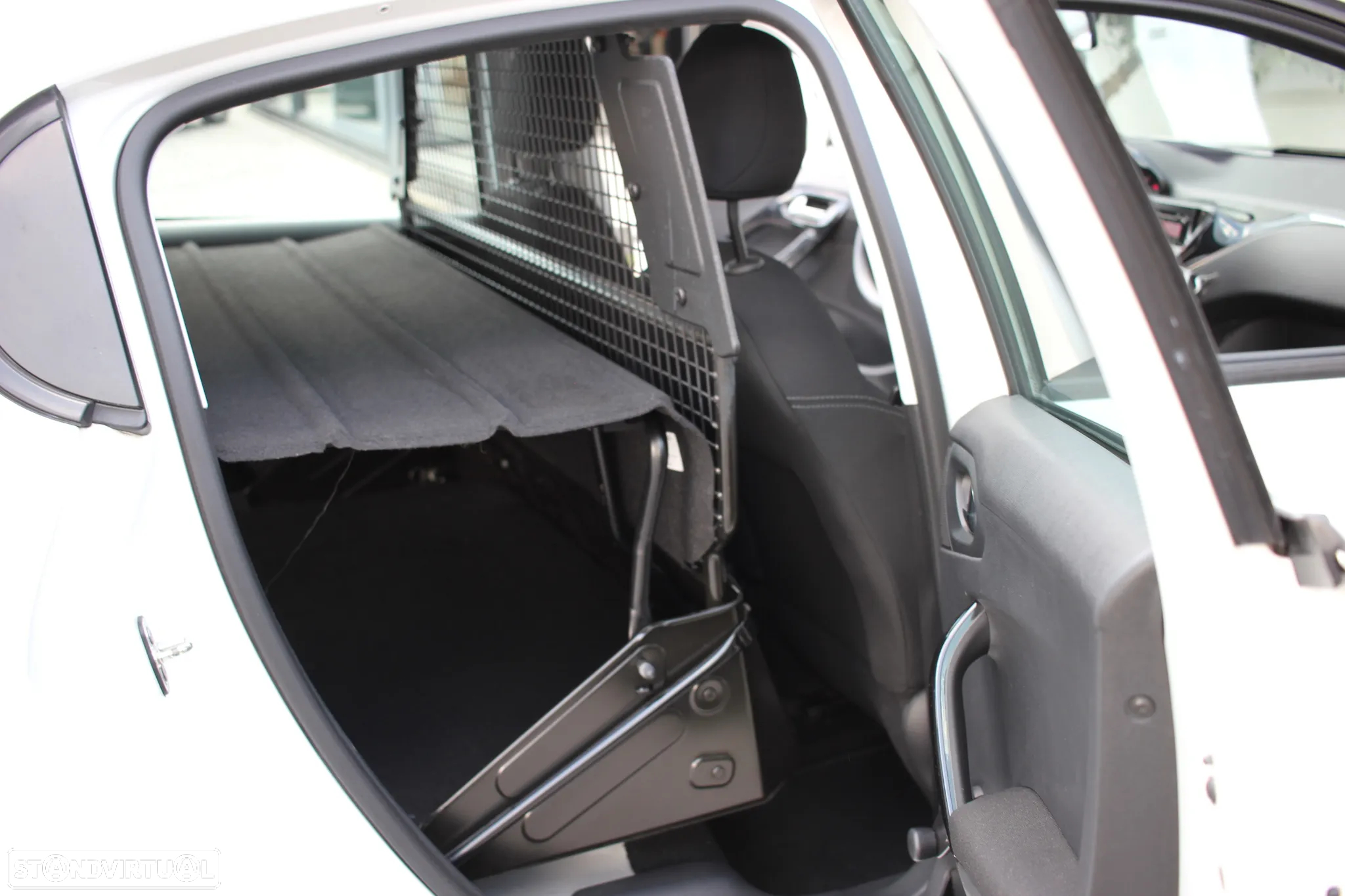 Peugeot 208 - 17