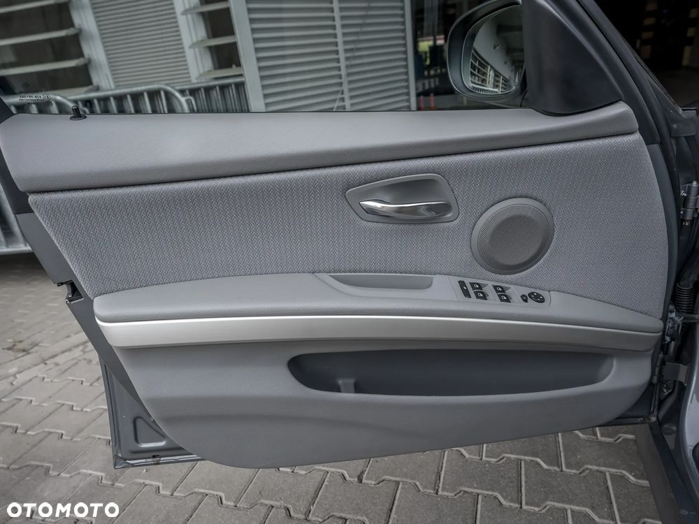 BMW Seria 3 318i Edition Exclusive - 28