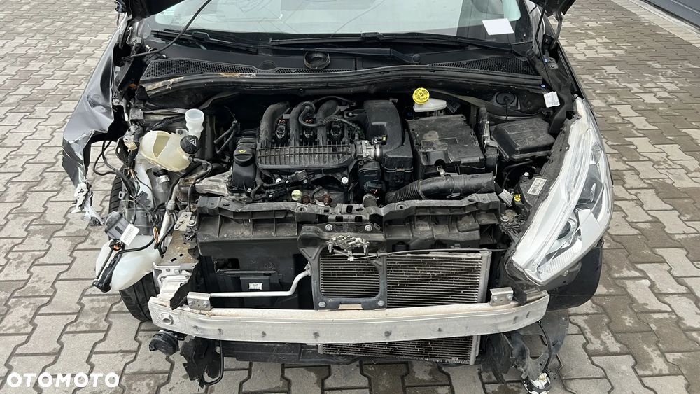 Peugeot 208 - 8