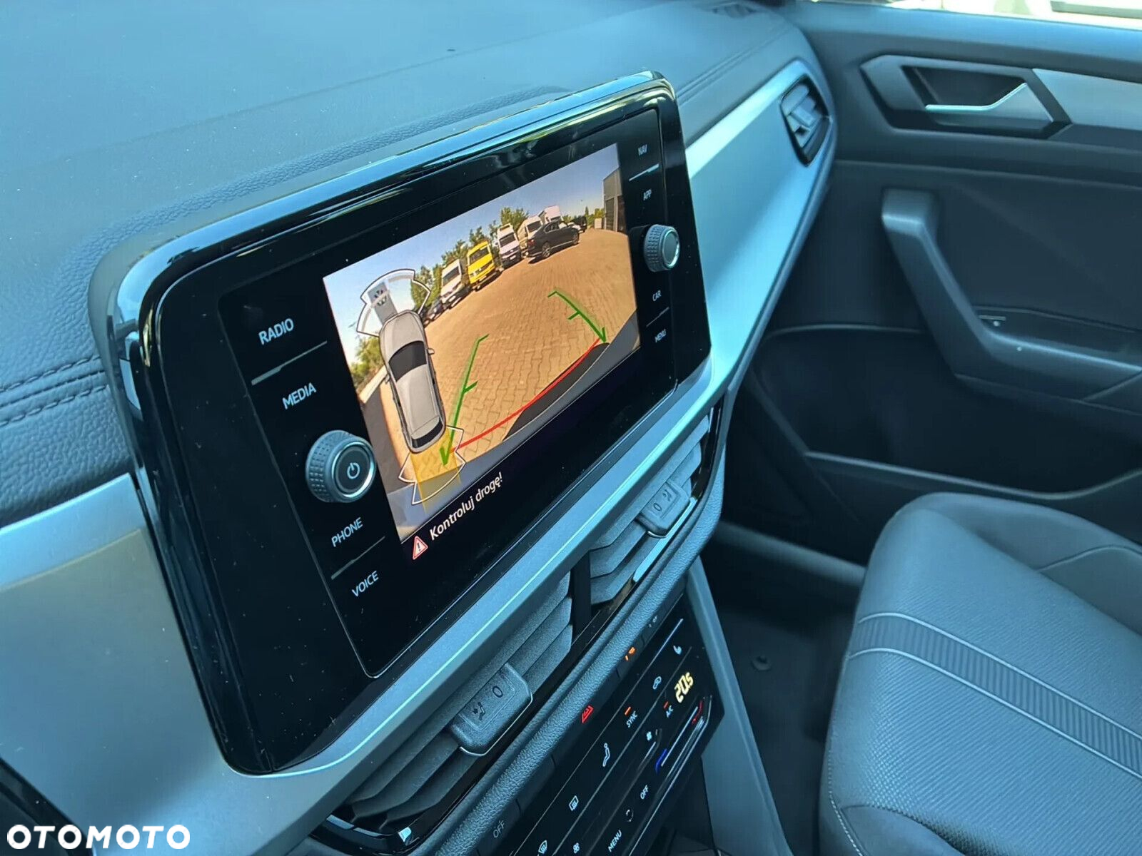 Volkswagen T-Roc - 16