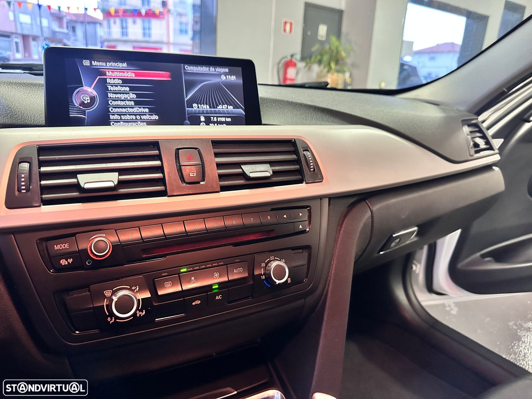 BMW 320 d Touring Auto Exclusive - 27