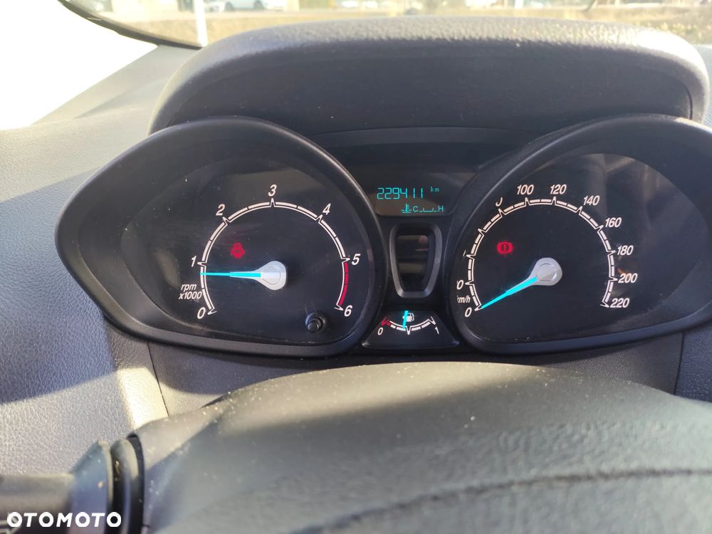 Ford Transit Courier - 12