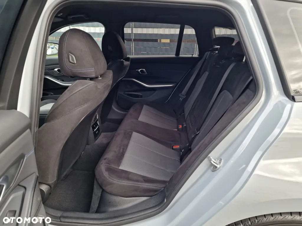 BMW Seria 3 330i xDrive M Sport - 26