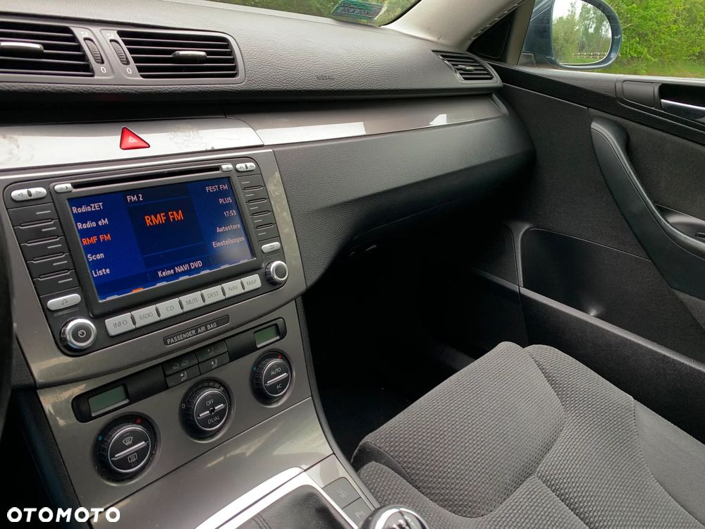 Volkswagen Passat 1.9 TDI DPF BlueMotion - 12
