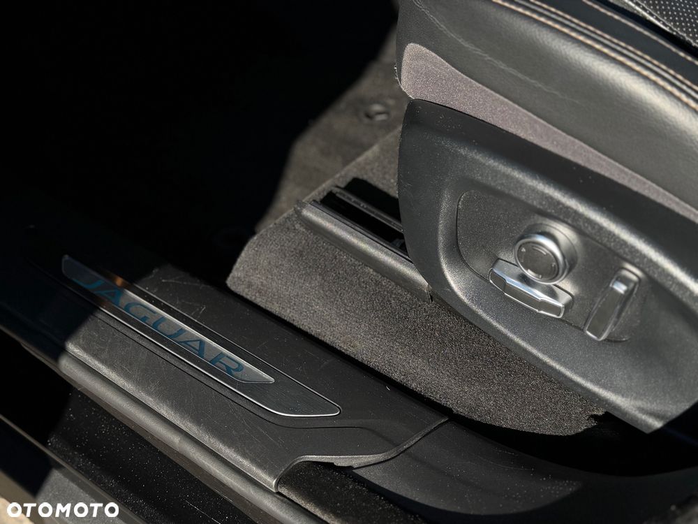 Jaguar F-Pace 30t AWD Prestige - 35