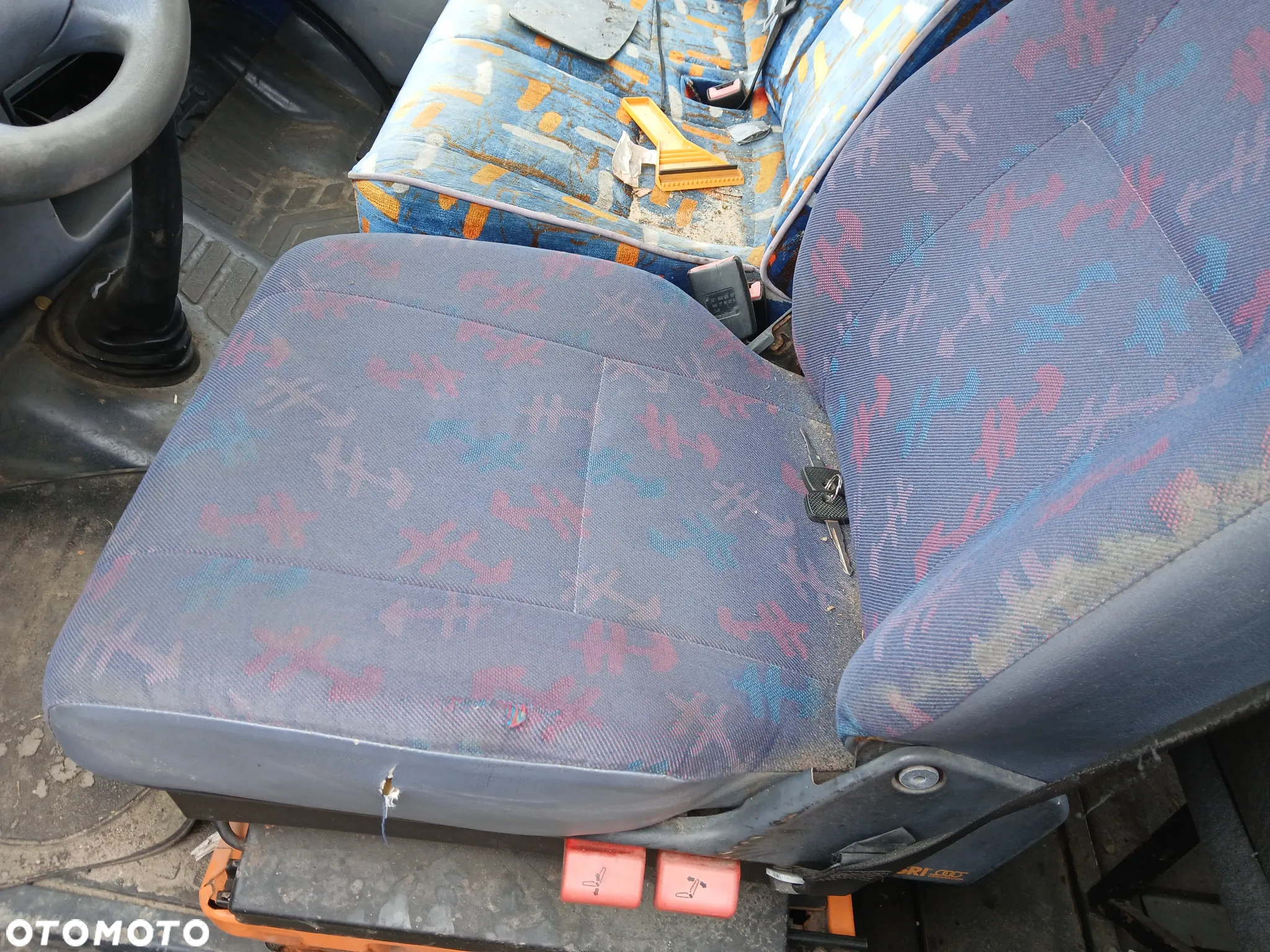 mercedes sprinter 214 D fotel fotele kanapa deska kokpit podsufitka boczek boczki klamka podłokietnik - 4