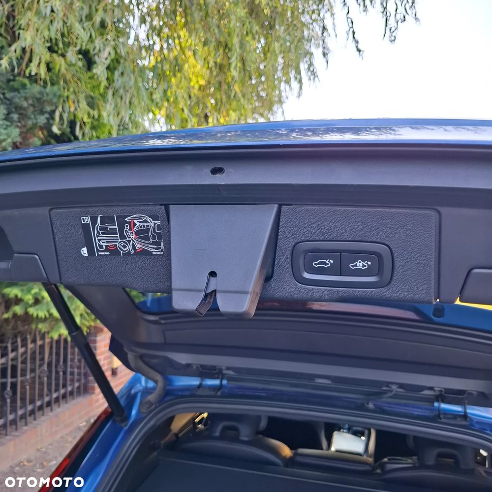 Volvo XC 60 T8 AWD Plug-In Hybrid R-Design - 33