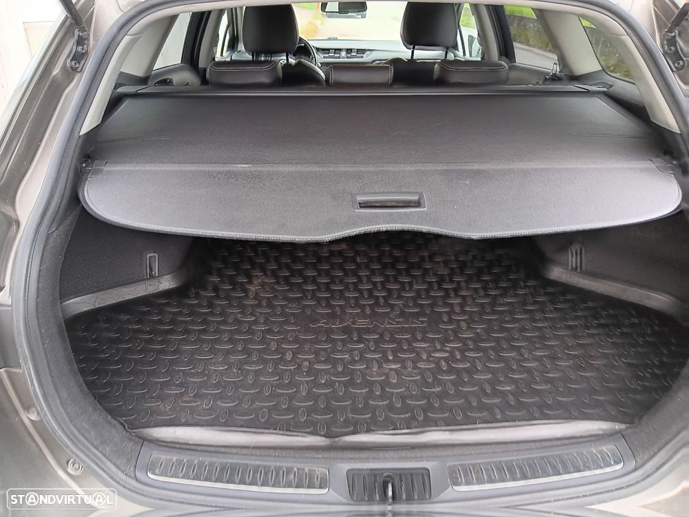 Toyota Avensis Touring Sports - 11