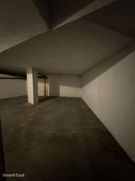 Garagem  com contador eléctrico à parte, fechada com 51 M2 ,Castelo Br - Grande imagem: 3/5