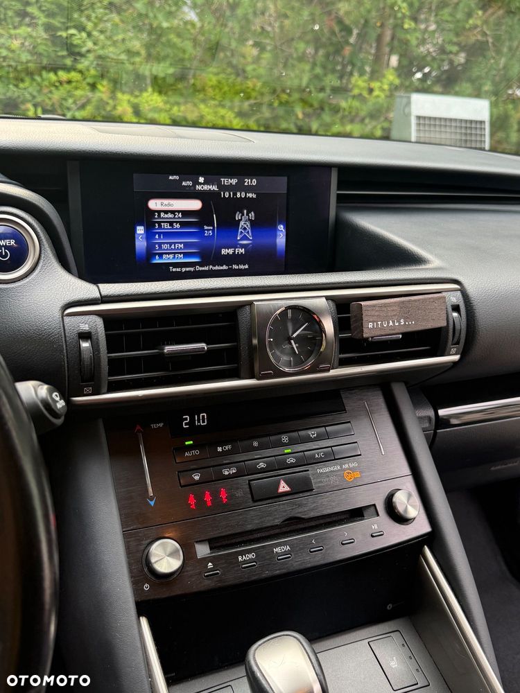 Lexus IS 300h Business Edition - 30