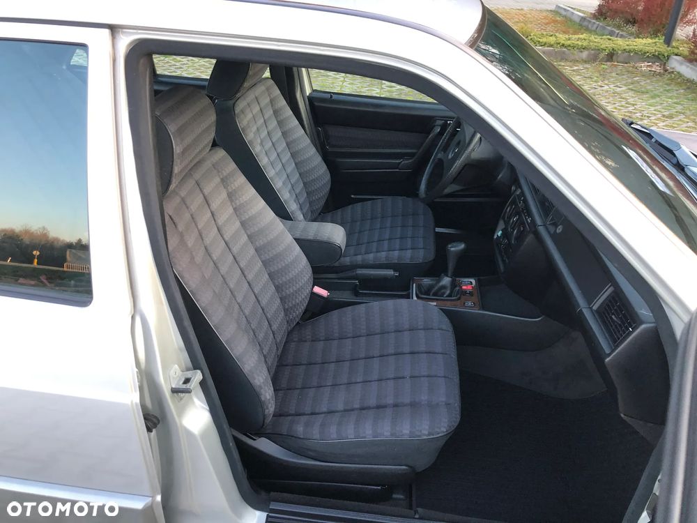 Mercedes-Benz W201 (190) - 4