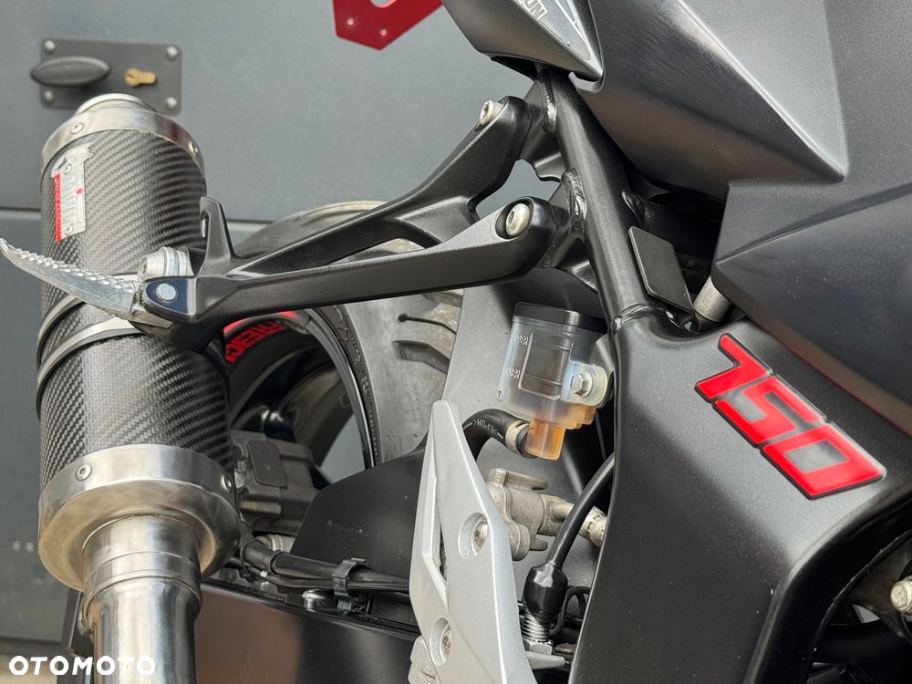 Suzuki GSR - 18