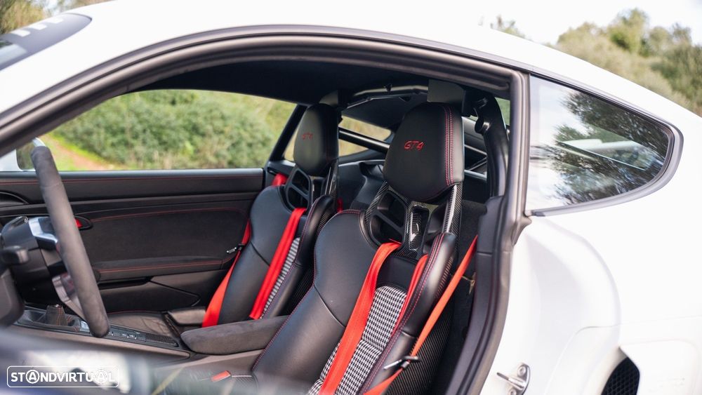 Porsche Cayman GT4 - 34