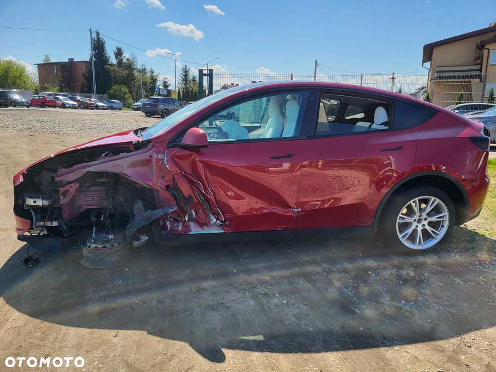 Tesla Model Y - 12