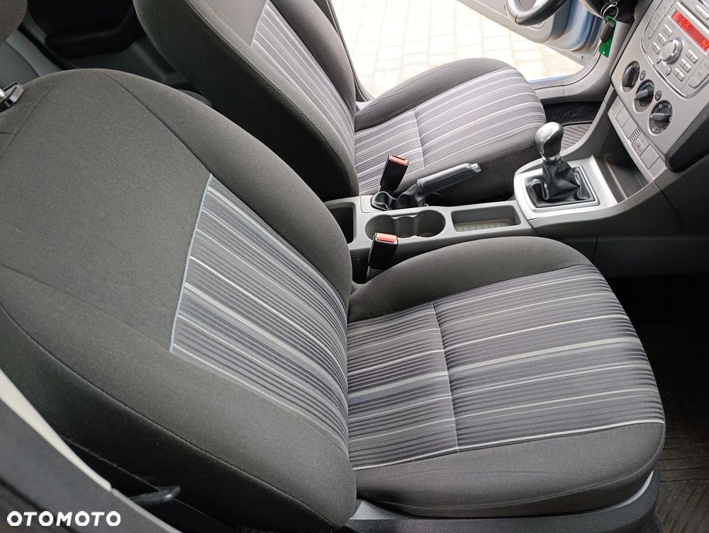 Ford Focus 1.6 16V Ambiente - 12