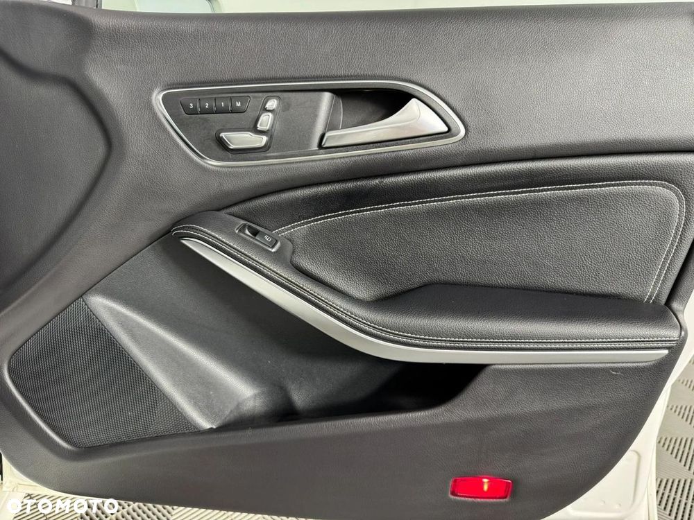 Mercedes-Benz CLA 250 4Matic 7G-DCT - 25