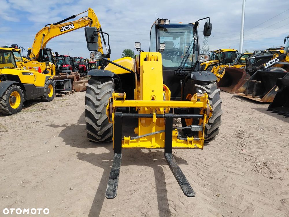 JCB 542-70 Agri Xtra - 11