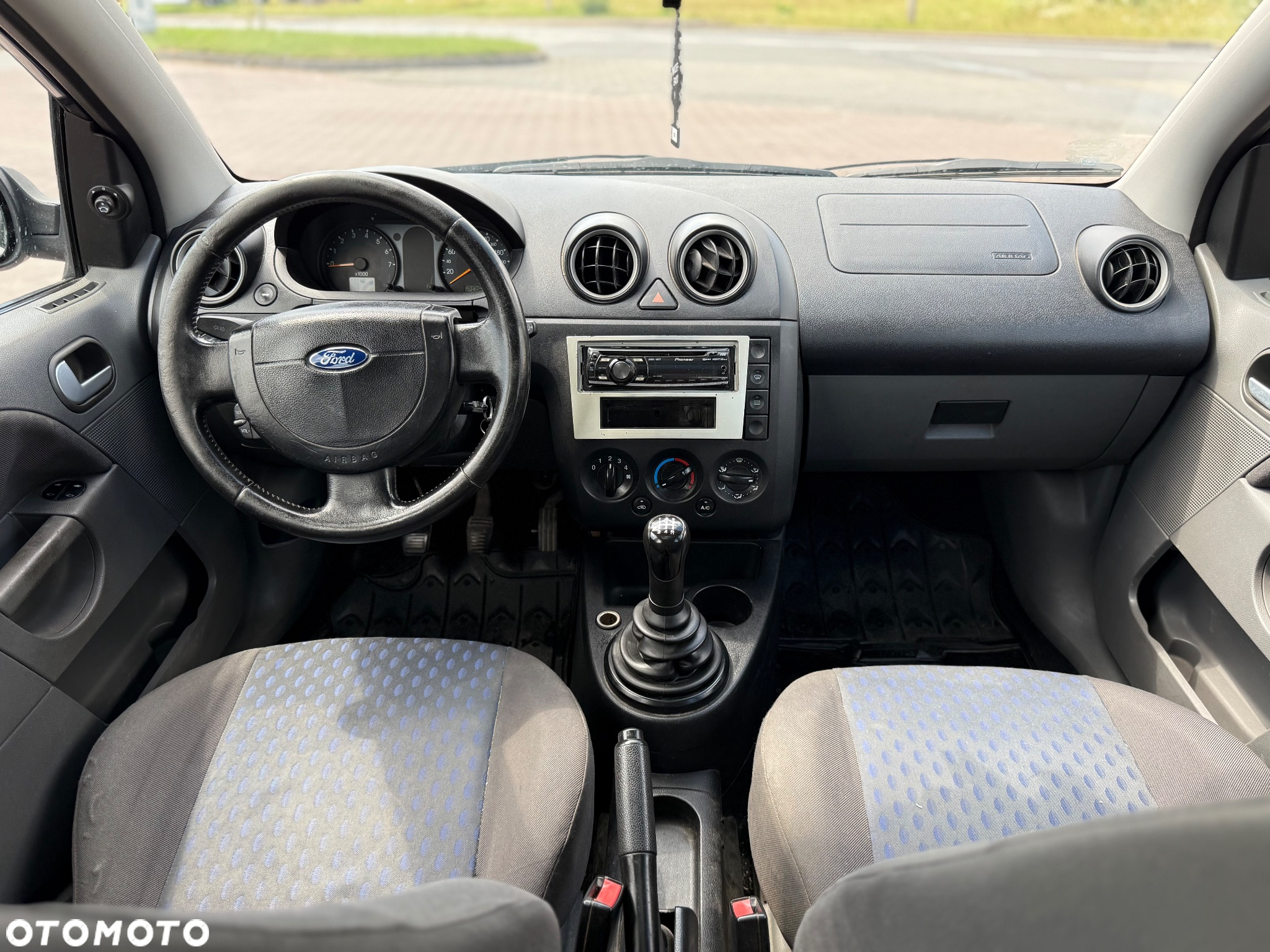 Ford Fiesta 1.6 Ambiente - 23