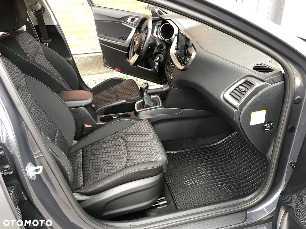Kia Ceed - 32