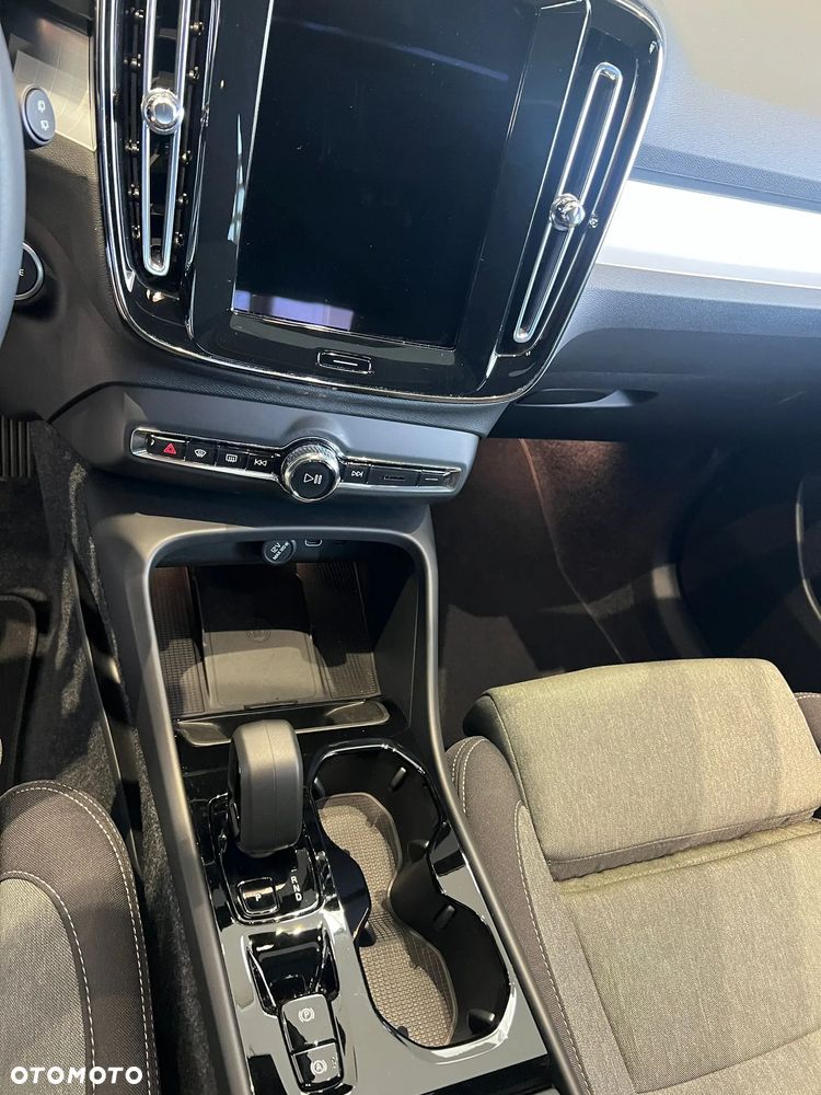 Volvo XC 40 B4 B AWD DKG Ultimate Dark - 25