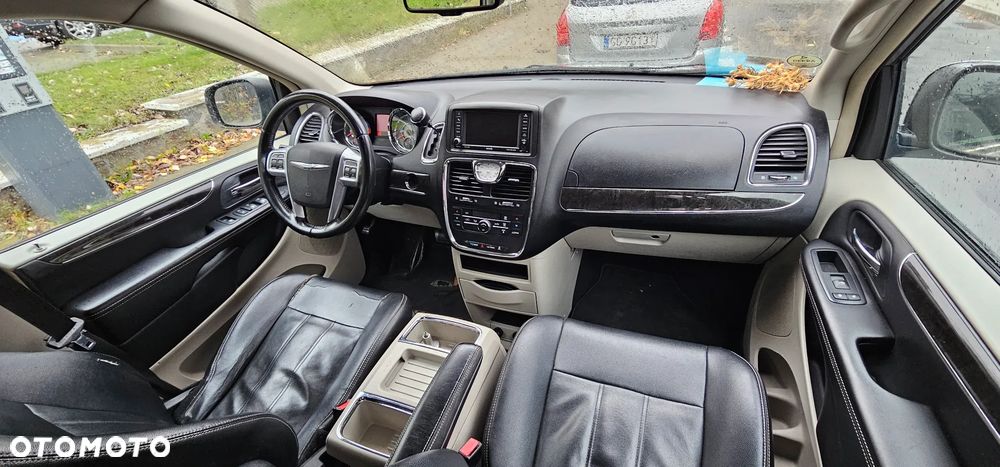 Chrysler Town & Country - 21