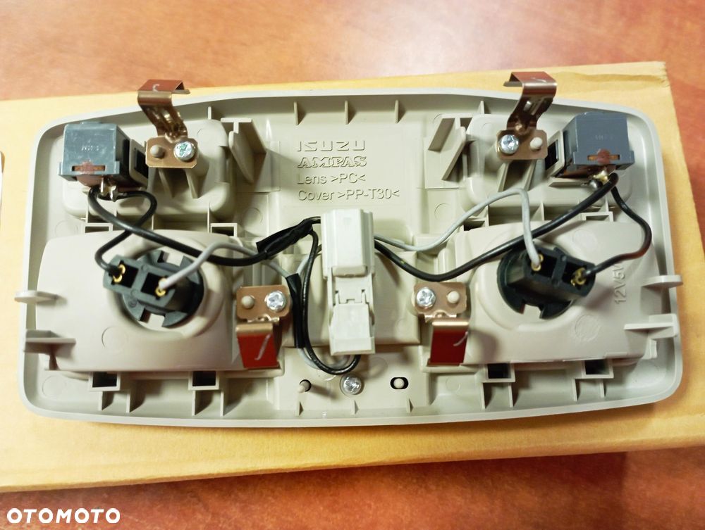 LAMPKA WNĘTRZA oświetlenie ISUZU D-max od 2012 -2019 Wszystkie - 4