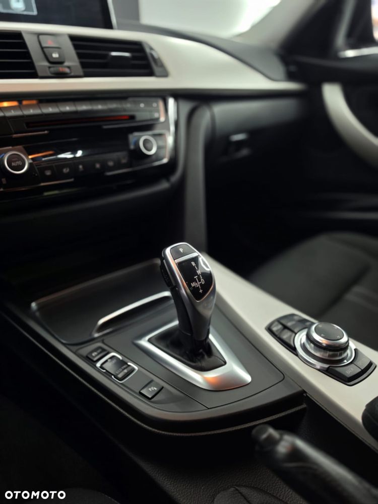 BMW Seria 3 320i - 10