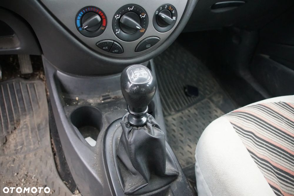 Auto na części - Ford Focus MK1 Lift 1.8 TDCI 101 KM FFDA 2S4R-7002-PB Deep Navy 2004R Silnik Skrzynia Drzwi Maska Błotnik Klapa Zderzak Lampa Lusterko Klamka Szyba Deska Kokpit Sterownik Moduł Czujnik Licznik Panel Kierownica - 14
