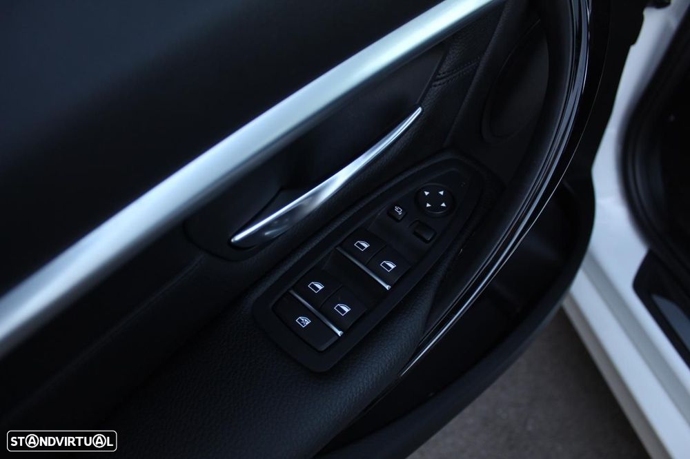 BMW 330 e iPerformance - 12