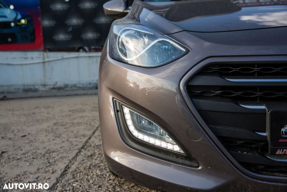 Hyundai i30 blue Kombi 1.6 CRDi YES! Gold - 16