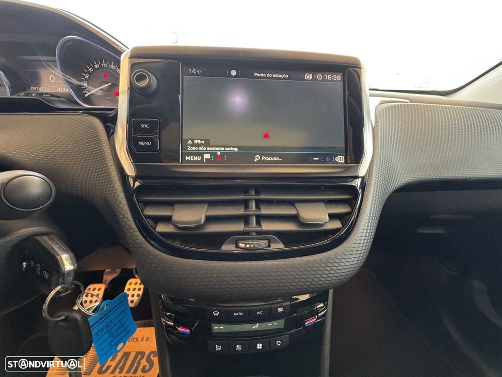 Peugeot 2008 1.2 PureTech Allure - 22