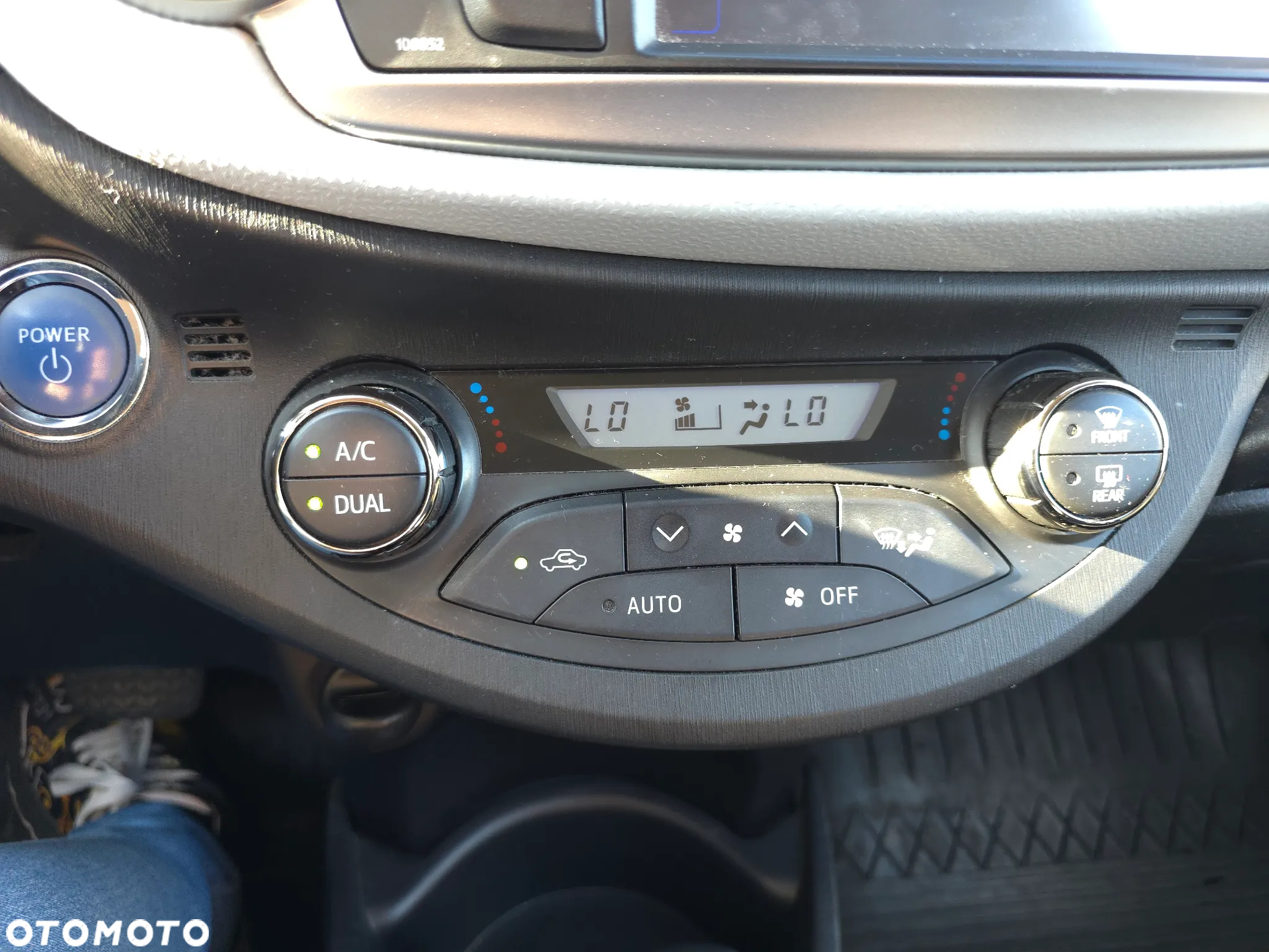 Toyota Yaris Hybrid 100 Premium - 26