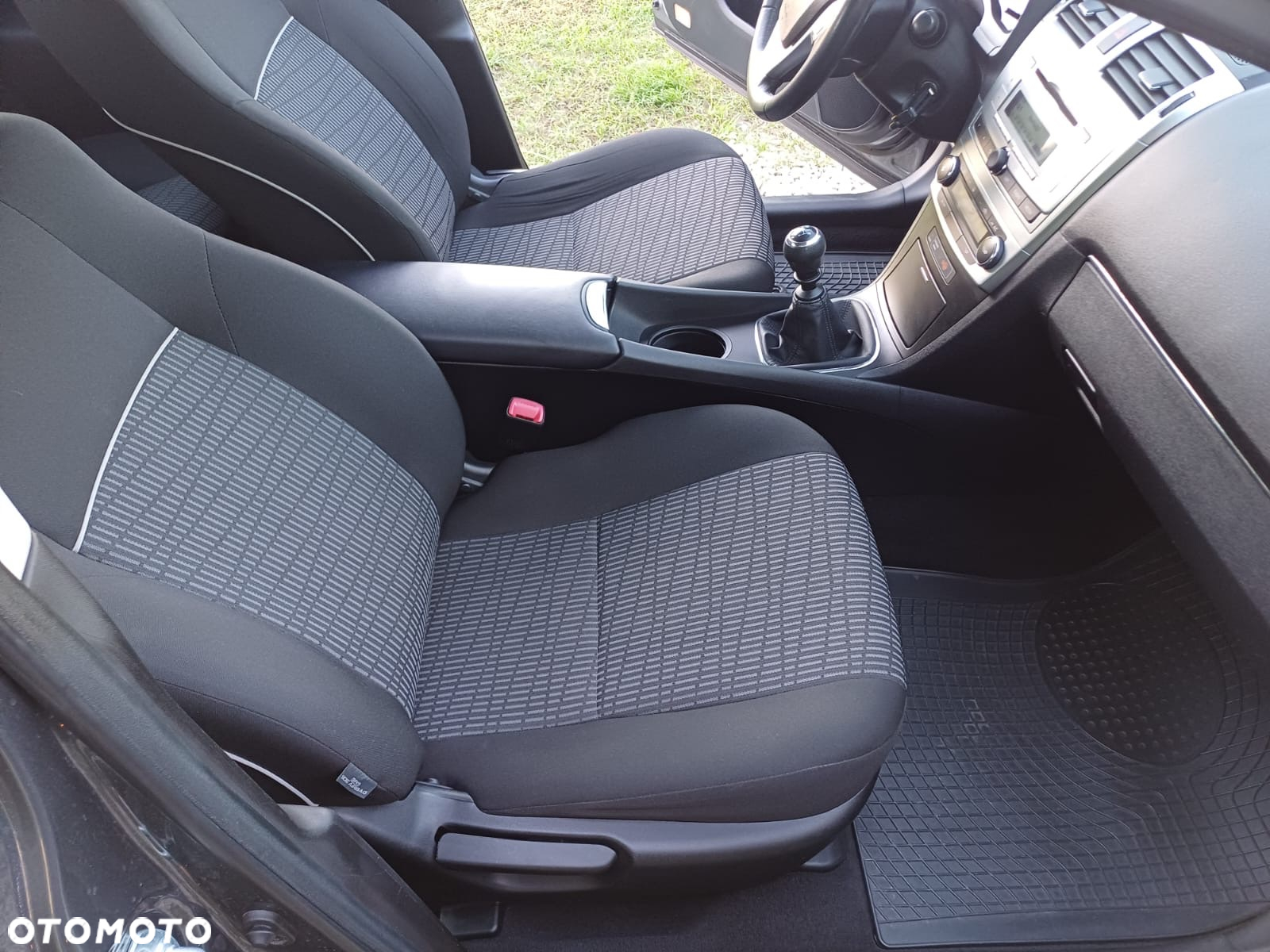 Toyota Avensis 1.8 Premium - 17