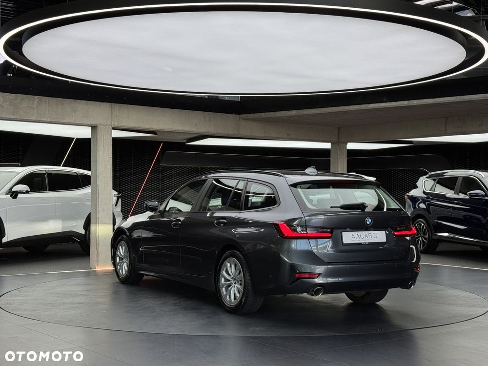BMW Seria 3 318i - 4