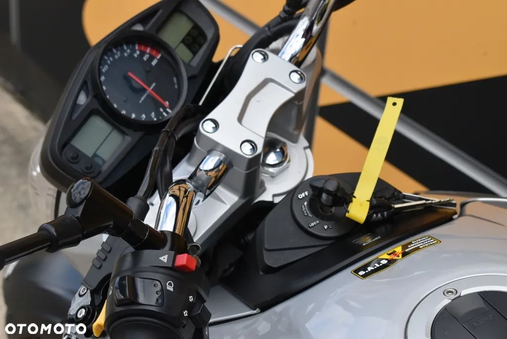 Suzuki GSR - 23