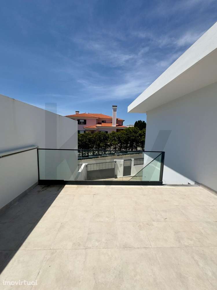 Moradia T3 em Torres Vedras com Jardim, Varandas e Estacionamento – Cl - Grande imagem: 2/31