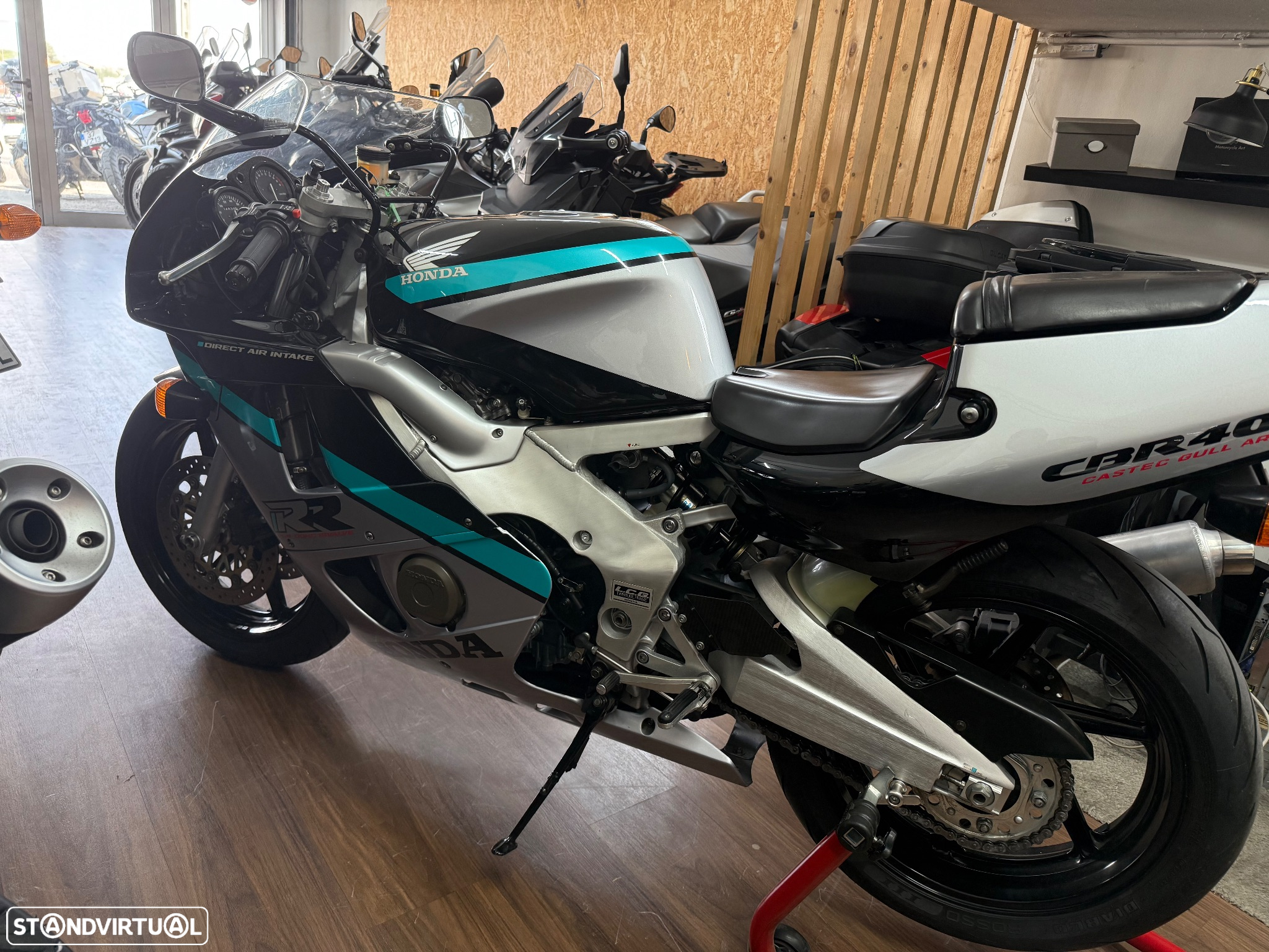 Honda CBR 400 RR - 11