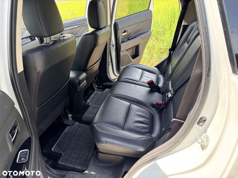 Mitsubishi Outlander Instyle NAVI + - 11