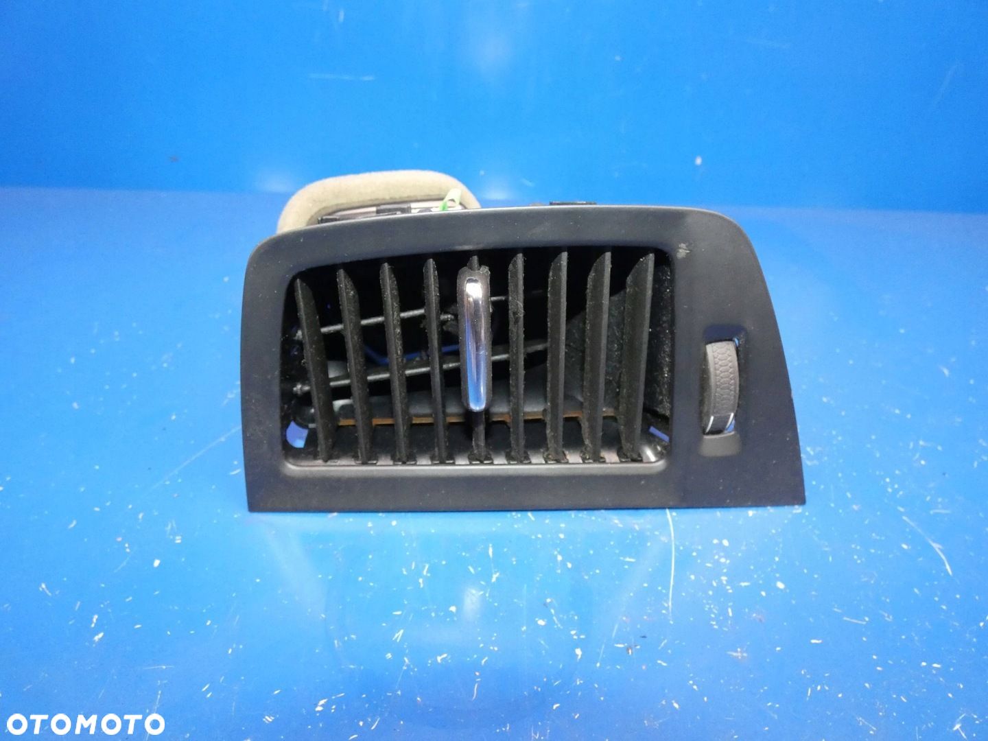 VOLVO XC90 II KRATKA NAWIEWU DESKI ŚRODKOWA PRAWA - 1