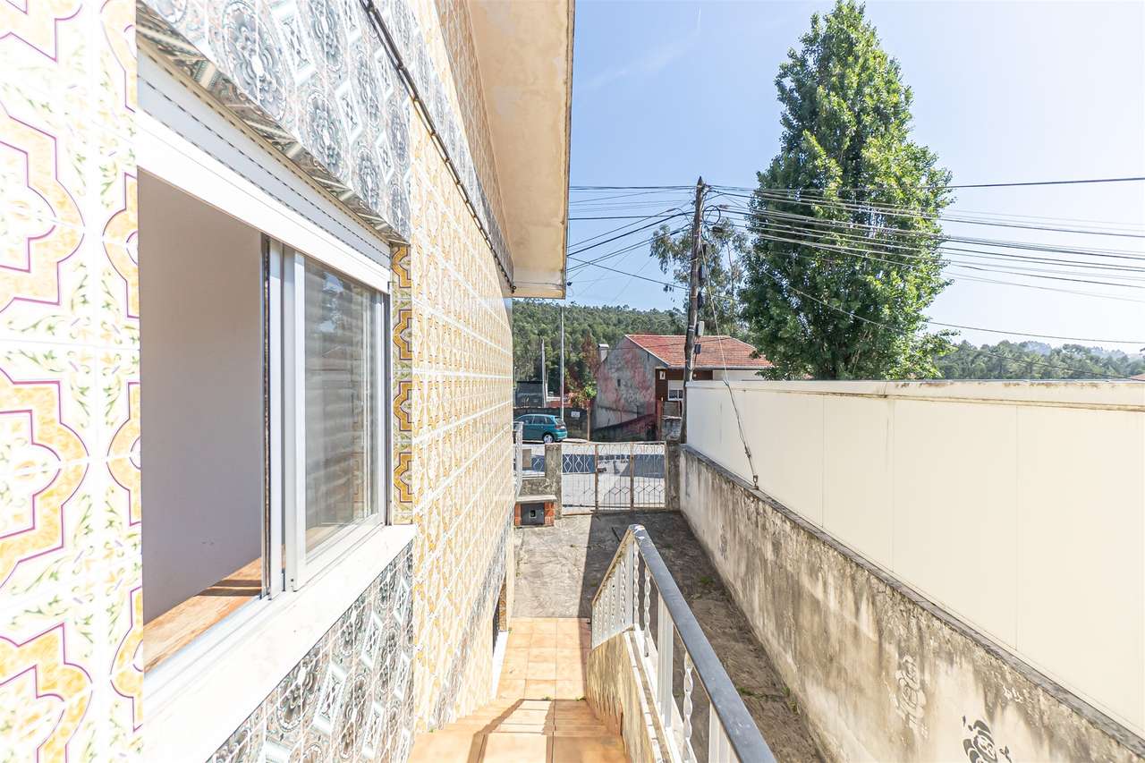 Moradia Bifamiliar T4 para Restauro em Alfena, Porto - Grande imagem: 4/23