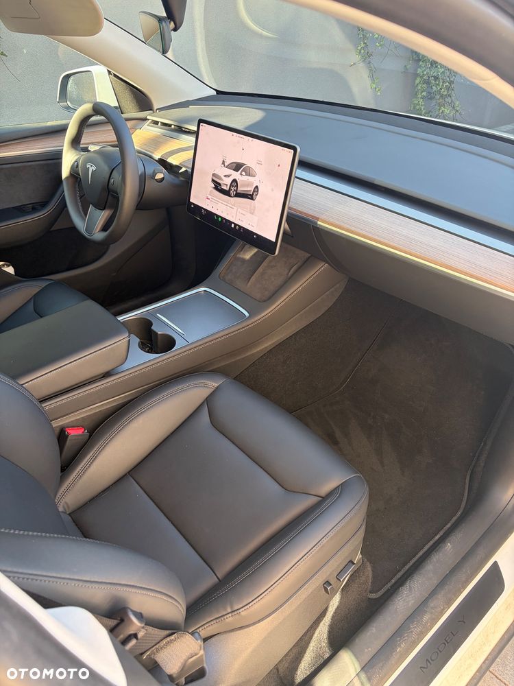 Tesla Model Y - 11