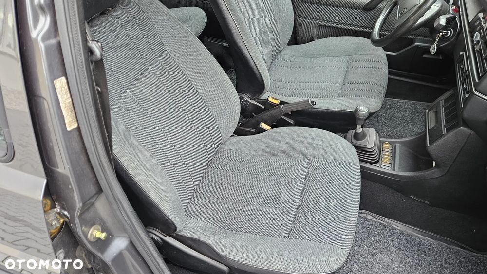 Volkswagen Golf 1.6 GL D - 11