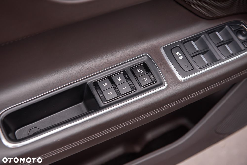 Jaguar XF ver-20d-sportbrake-portfolio - 16